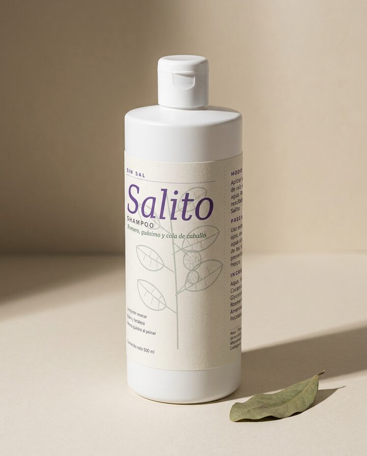 Frasco de shampoo Salito de 500 ml sobre fondo marfil